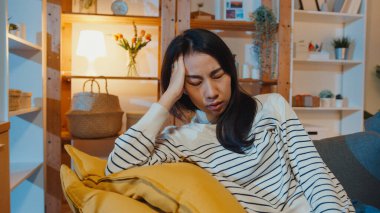 Düşünceli Asyalı kadın uykusuzluktan muzdarip. Oturma odasındaki kanepede yalnız başına oturuyor. Üzgün, depresif bir genç..