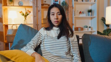 Düşünceli Asyalı kadın uykusuzluktan muzdarip. Oturma odasındaki kanepede yalnız başına oturuyor. Üzgün, depresif bir genç..