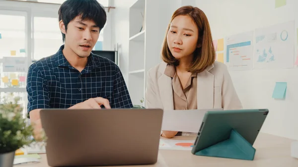 Ung Kollega Asiatisk Kreativ Forretningsmann Forretningskvinne Diskuterer Prosjektsammenligningspunkt Papirarbeid Laptop – stockfoto