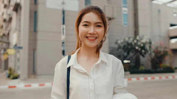 Vellykket Ung Asiatisk Forretningskvinne Moteklær Smiler Ser Kamera Mens Hun – stockfoto