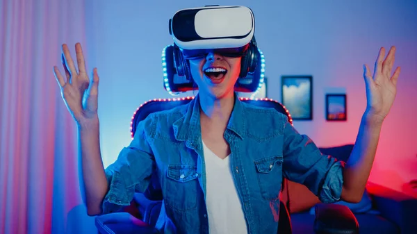 Menina Asiática Feliz Usar Óculos Realidade Virtual Óculos Headset Sentir — Fotografia de Stock