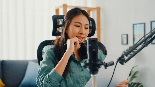 Atraktivní Asijské Dívka Záznam Podcast Použít Mikrofon Držet Papír Vytváří — Stock fotografie