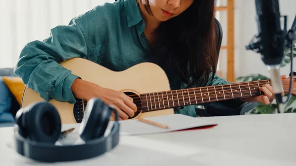 Glad Asiatisk Kvinna Låtskrivare Spela Akustisk Gitarr Lyssna Låt Från — Stockfoto