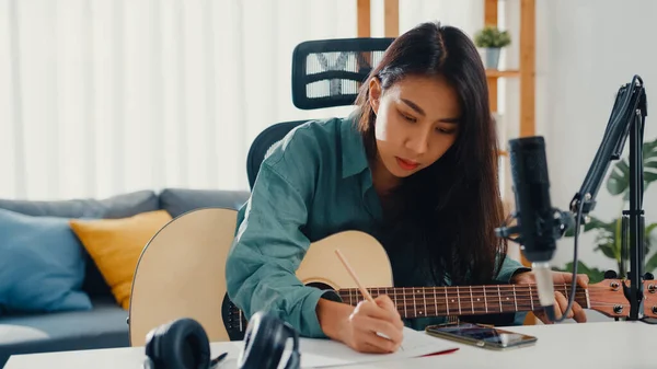 Glad Asiatisk Kvinna Låtskrivare Spela Akustisk Gitarr Lyssna Låt Från — Stockfoto