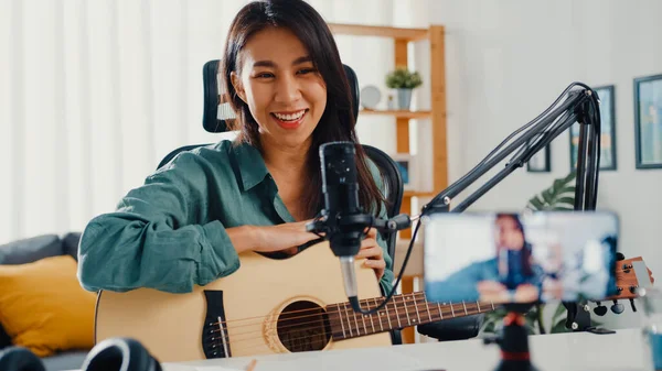 Teenage Asia Girl Influencer Play Guitar Music Use Microphone Record —  Fotos de Stock