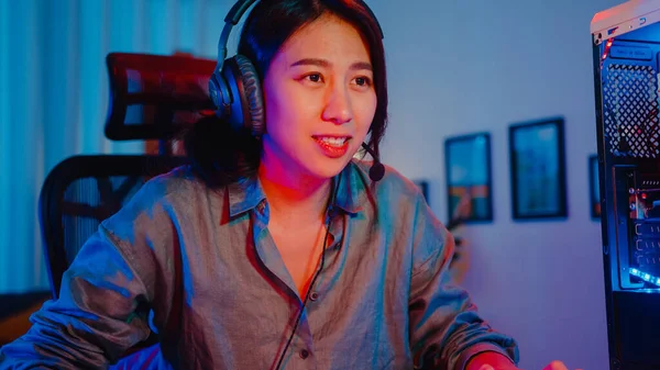 Feliz Asiática Profesional Chica Gamer Usar Auriculares Participación Jugar Video — Foto de Stock