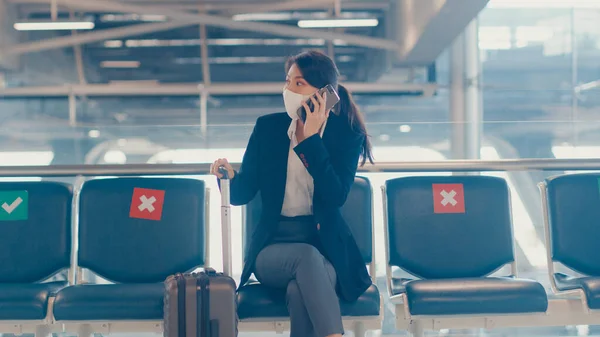 Smart Asian Business Girl Wear Suit Sitting Suitcase Bench Call — Stock Photo, Image