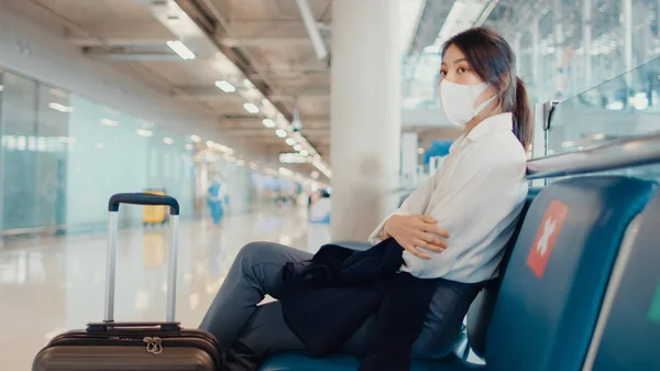 Asian Business Girl Walk Luggage Sitting Bench Wait Look Partner — Stock Photo, Image