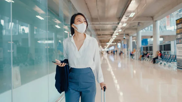 Азиатская Бизнес Девушка Использует Смартфон Регистрации Посадочном Талоне Прогулка Багажом — стоковое фото