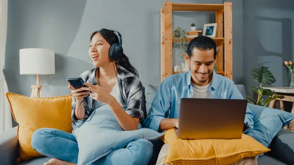 Feliz Jovem Asiático Casal Atividade Homem Uso Laptop Computador Trabalho — Fotografia de Stock