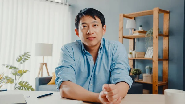 Nuori Aasian Liikemies Tietokoneella Kannettava Puhua Kollegoille Suunnitelma Videopuhelu Kokouksessa — kuvapankkivalokuva
