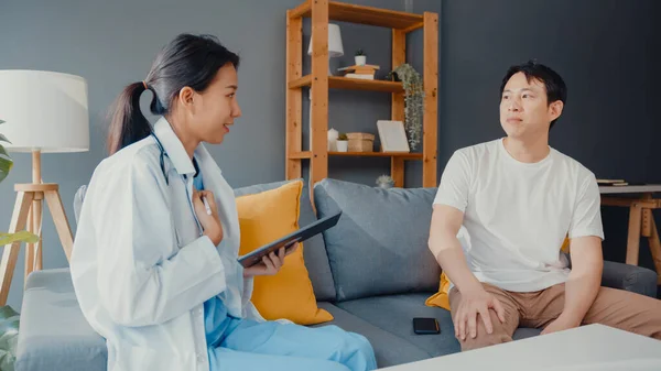 Νεαρή Ασία Γυναίκα Επαγγελματίας Γιατρός Χρησιμοποιώντας Ψηφιακή Ταμπλέτα Μοιράζονται Καλά — Φωτογραφία Αρχείου