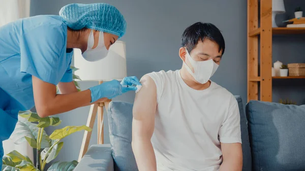 Młoda Azjatycka Pielęgniarka Podająca Covid Lub Szczepionkę Przeciw Grypie Dla — Zdjęcie stockowe