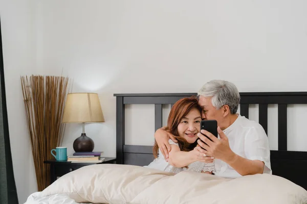 Asiática Pareja Mayor Selfie Casa Asiático Senior Abuelos Chinos Marido —  Fotos de Stock