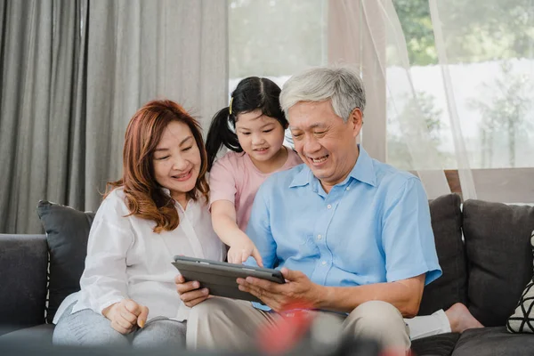 Asian Grandparents Granddaughter Using Tablet Home Senior Chinese Grandpa Grandma — Stock Photo, Image