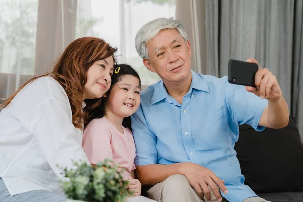 Asiático Abuelos Selfie Con Nieta Casa Senior Chino Abuelo Abuela — Foto de Stock