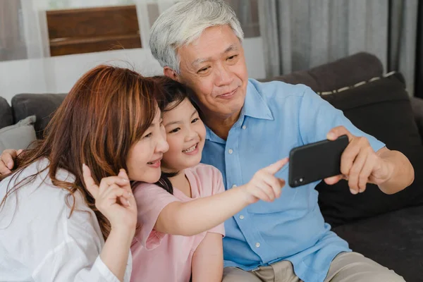 Asiático Abuelos Selfie Con Nieta Casa Senior Chino Abuelo Abuela — Foto de Stock