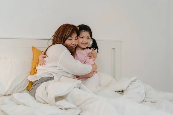 Grand Mère Asiatique Lire Des Contes Fées Petite Fille Maison — Photo