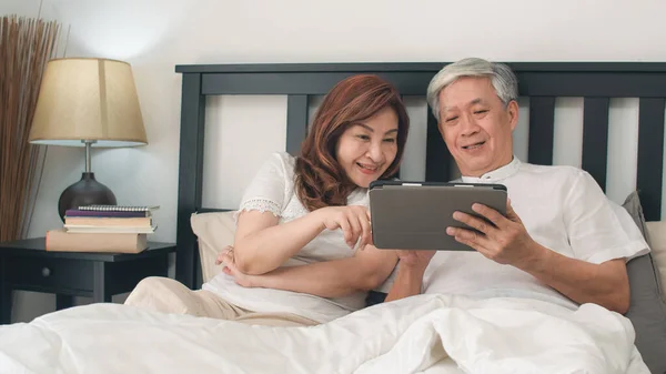 Asiática Pareja Ancianos Utilizando Tableta Casa Asiático Senior Abuelos Chinos — Foto de Stock