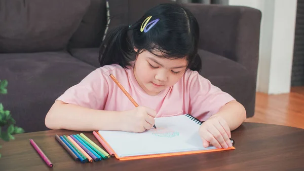 Ung Asiatisk Jente Tegner Hjemme Lillebarn Fra Asia Slapper Morer – stockfoto