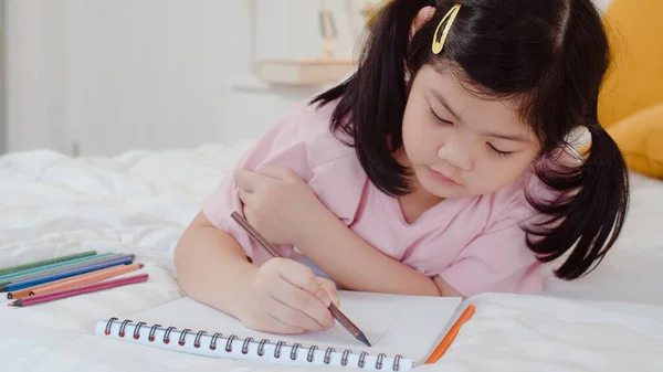 Ung Asiatisk Jente Tegner Hjemme Lillebarn Fra Asia Slapper Morer – stockfoto