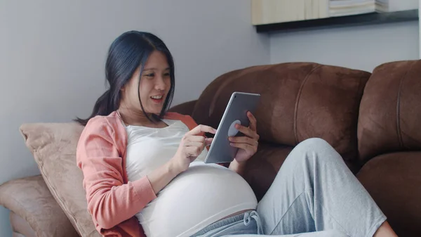 Młoda Kobieta Ciąży Azjatyckiej Korzystająca Wyszukiwarki Informacji Ciąży Mama Uczucie — Zdjęcie stockowe