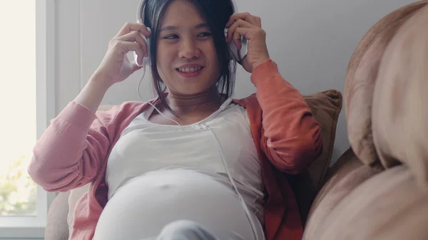Młoda Kobieta Ciąży Azjatyckiej Pomocą Telefonu Słuchawki Odtwarzać Muzykę Dla — Zdjęcie stockowe