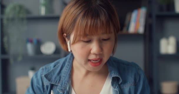 亚洲女商人在客厅的家中工作时 用平板电脑和同事们谈论视频通话中的计划 远离工作场所 与他人保持距离 以预防感染电晕病毒 — 图库视频影像
