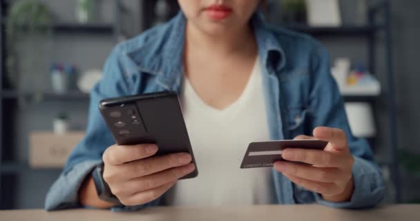 Junge Asiatinnen Benutzen Handy Online Einzukaufen Und Rechnungen Mit Kreditkarte — Stockvideo