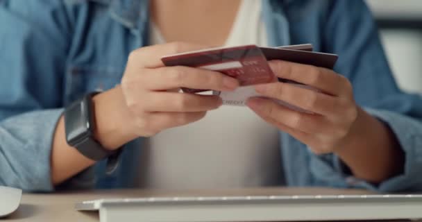 아시아 아가씨는 컴퓨터 주문으로 온라인 상품을 사용하고 거실에서 신용카드로 청구서를 — 비디오