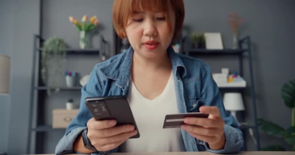 Молода Азіатка Використовує Мобільний Телефон Замовити Інтернет Магазин Оплачує Рахунки — стокове відео
