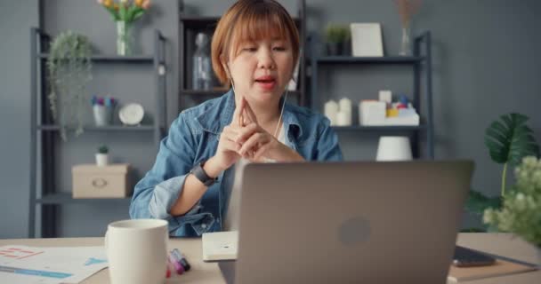 Ásia Empresária Usando Laptop Falar Com Colegas Sobre Plano Chamada — Vídeo de Stock