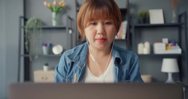 Mujer Negocios Asia Que Usa Ordenador Portátil Habla Con Sus — Vídeos de Stock