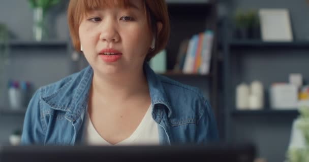 Mujer Negocios Asia Usando Tableta Hablar Con Sus Colegas Sobre — Vídeo de stock