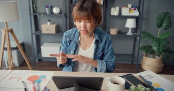 Asia Businesswoman Using Tablet Talk Colleagues Plan Video Call While — Stock Video