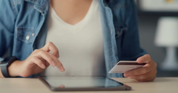 Jovem Asiática Usando Tablet Encomendar Produto Compras Line Pagar Contas — Vídeo de Stock