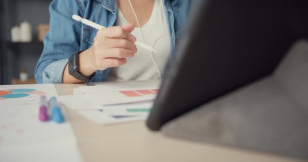 Bizneswoman Azji Pomocą Tabletu Porozmawiać Kolegami Planie Rozmowie Wideo Podczas — Wideo stockowe