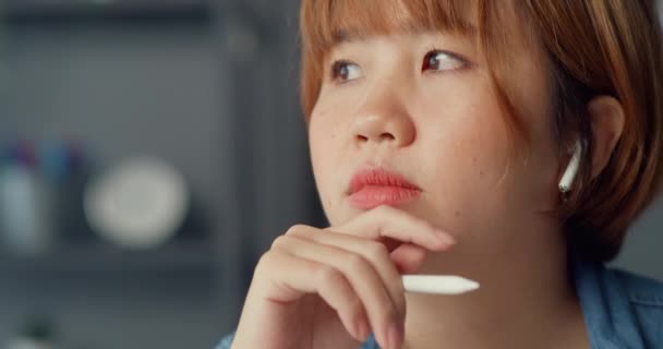 Bizneswoman Azji Pomocą Tabletu Porozmawiać Kolegami Planie Rozmowie Wideo Podczas — Wideo stockowe