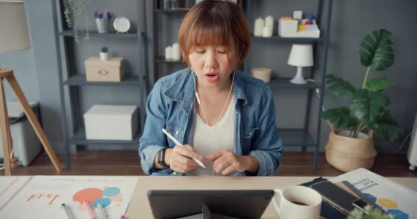 Pengusaha Wanita Asia Yang Menggunakan Tablet Berbicara Dengan Rekan Rekan — Stok Video