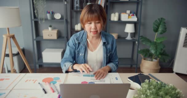 Ásia Empresária Usando Laptop Falar Com Colegas Sobre Plano Chamada — Vídeo de Stock