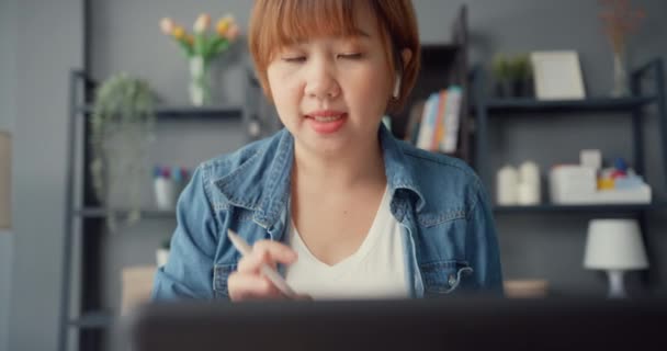 Mujer Negocios Asia Usando Tableta Hablar Con Sus Colegas Sobre — Vídeo de stock