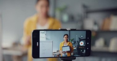 Genç Asya 'lı bayan öğretmen akıllı telefon konuşmasında web kamerasından evde online sohbette öğretmeyi öğreniyor. Uzaktan eğitim, sosyal mesafeler, korona virüsünün önlenmesi için karantina. Ekranı kapat.