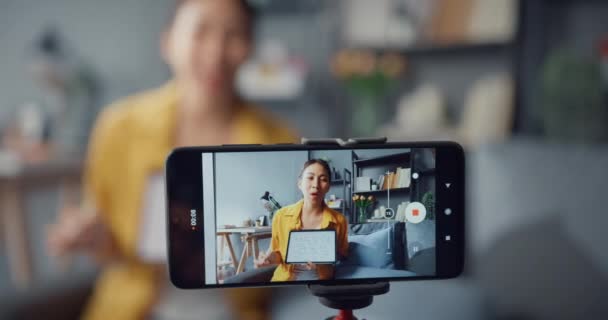 Wanita Asia Muda Panggilan Video Guru Smartphone Bicara Dengan Webcam — Stok Video