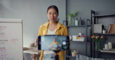 Genç Asyalı bayan öğretmen video konferansı web kamerasından akıllı telefon konuşmasından arıyor evde online sohbette öğretmeyi öğrenin. Uzak okul sınıfı, sosyal uzaklık, korona virüsünün önlenmesi için karantina.