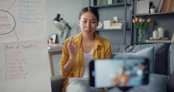Joven Asia Dama Inglés Profesor Videollamadas Teléfono Inteligente Hablar Por — Vídeos de Stock