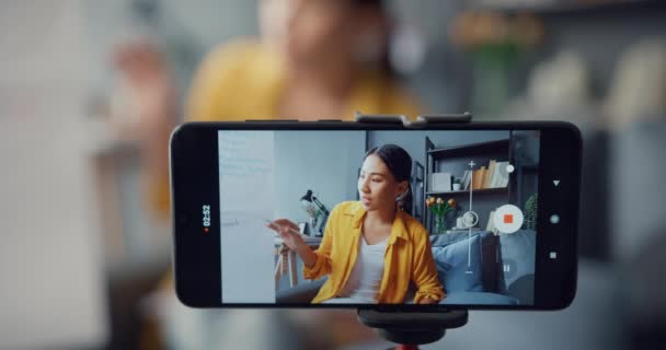 若いアジア女性英語教師ビデオ通話ウェブカメラでスマートフォンの話を自宅でオンラインチャットで教えることを学ぶ 遠隔教室社会的距離コロナウイルス対策隔離 画面を閉じる — ストック動画
