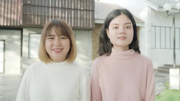 Joven Feliz Asiático Chicas Guapas Pareja Amigo Post Ciudad Calle — Vídeo de stock