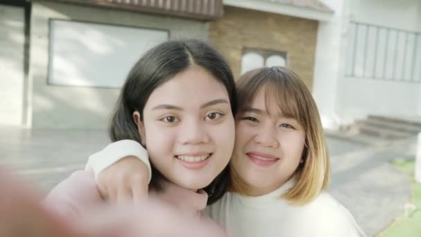 Junge Glückliche Asiatische Hübsche Mädchen Paar Freund Blogger Selfie Blick — Stockvideo