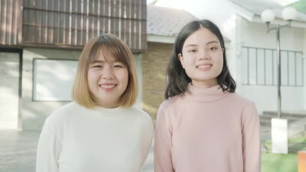 Молоді Щасливі Азіатські Красиві Дівчата Подруга Пост Міській Вулиці Дивитися — стокове відео