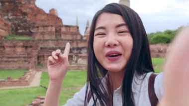 Yakın plan Genç Asyalı sırt çantası blogcusu kadın gündelik görünüm kamera görüntüsü akıllı telefon paylaşımı canlı yayında Pagoda eski şehri, Lifestyle turist seyahat konsepti.